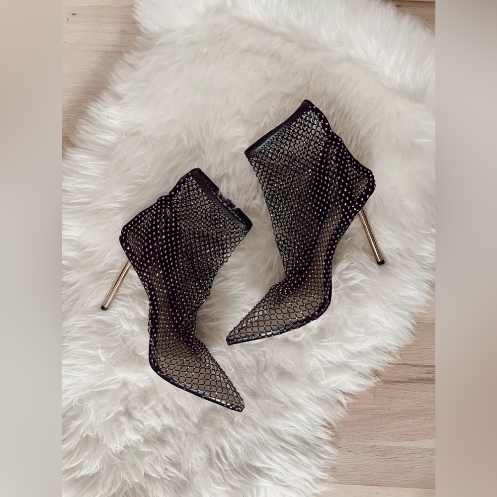 Vince Camuto Kiskia Fishnet black point toe ankle boots Sz8 worn once MSRP: $195